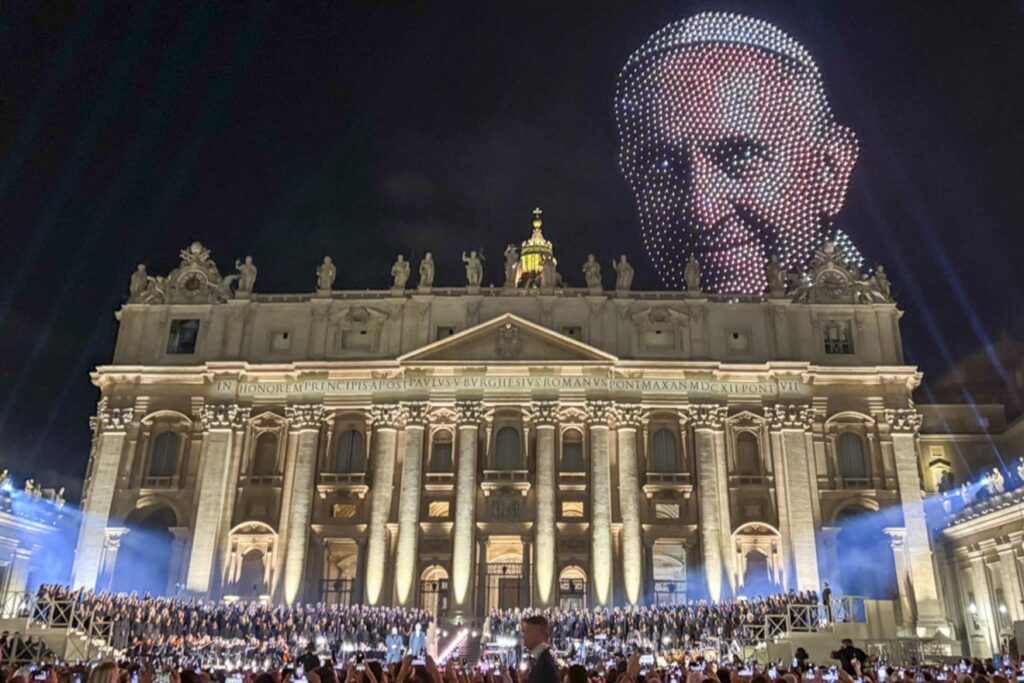 Thousands of drones drew the Pope’s face in the sky of Rome.