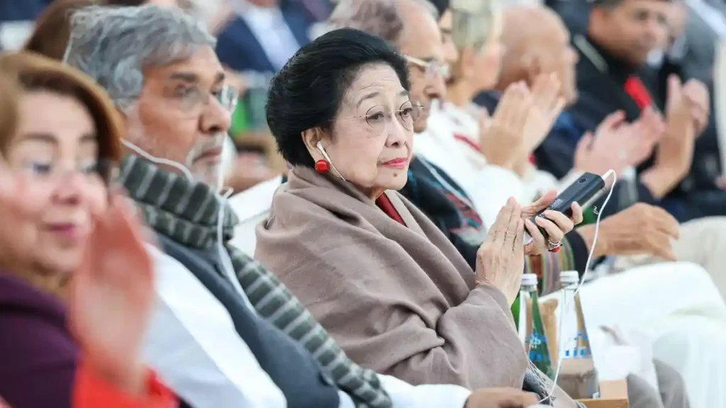 Megawati Duduk Diapit Dua Sosok Peraih Nobel Saat Hadiri Forum Persaudaraan di UEA