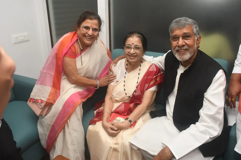 Lata Didi and Asha Tai’s Presence Felt as Satyarthi Receives Lata Deenanath Award